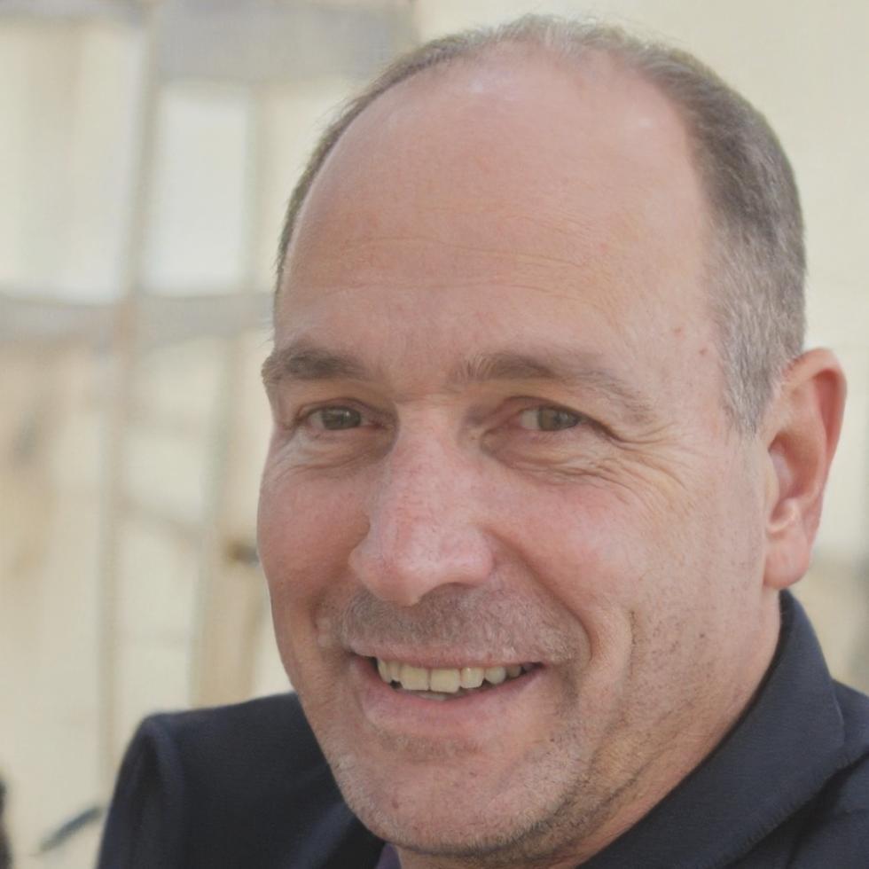 Alejandro Fuentes Varela, especialista en fitness para adultos mayores en Siveron Almotex