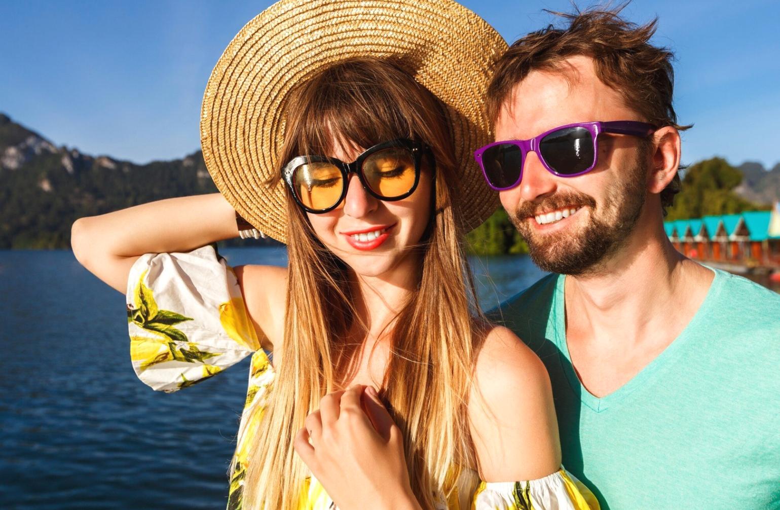 Entrenadora guiando ejercicio de equilibrio a una clienta mayor durante sesión online