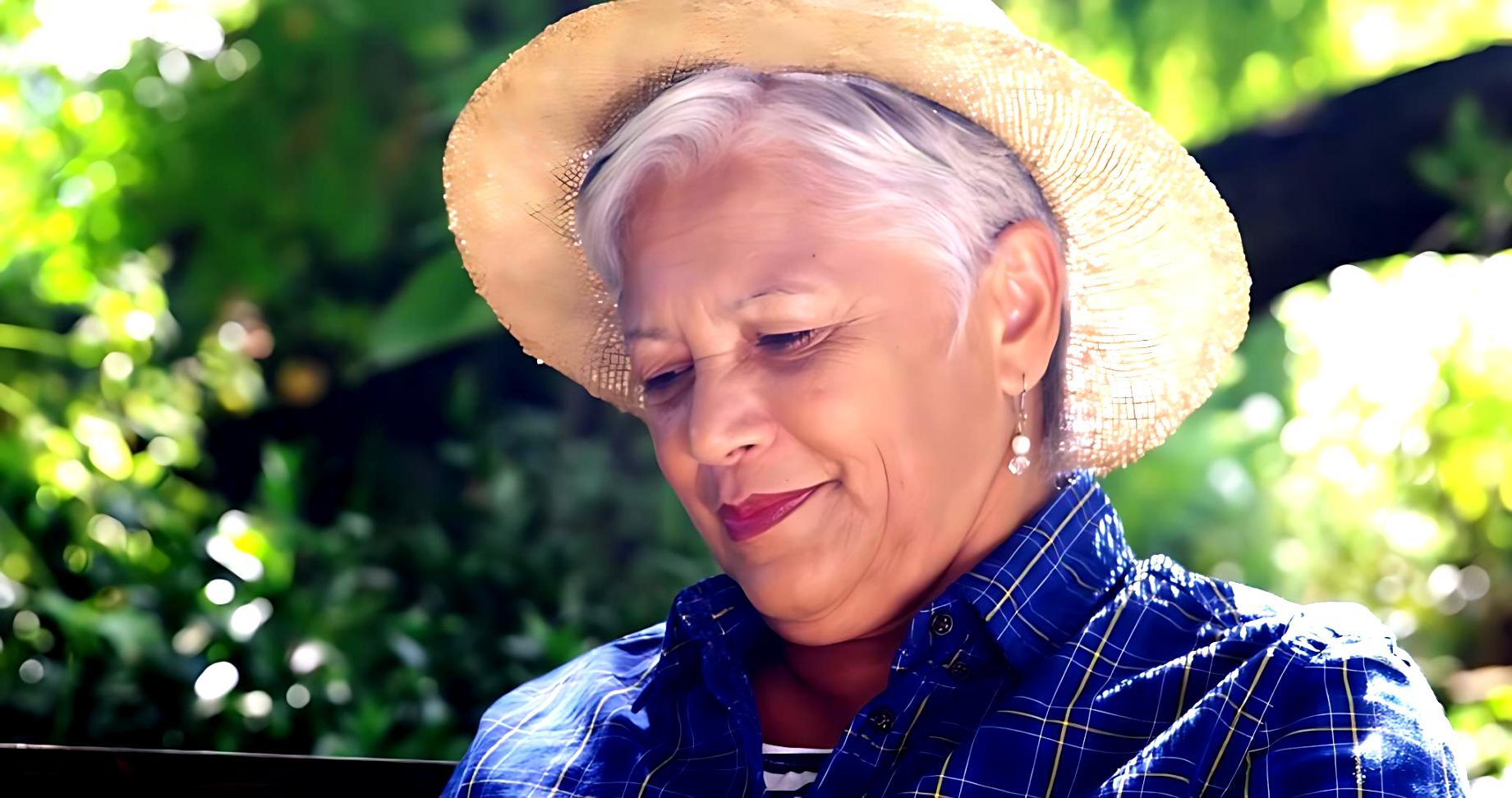 Especialista guiando ejercicios de movilidad en sesión online