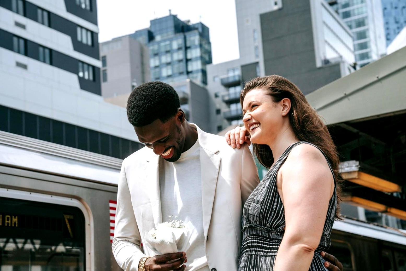 Persona mayor realizando ejercicios de movilidad en un espacio abierto